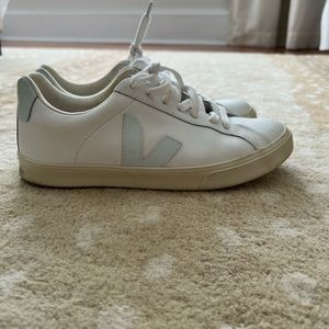 Veja Esplar in White Mint